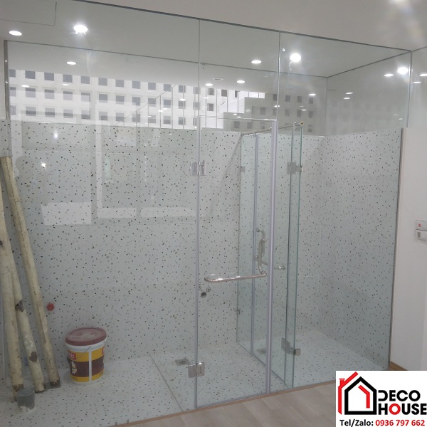 Thi c&ocirc;ng k&iacute;nh cường lực nh&agrave; tắm tại H&agrave; Nội