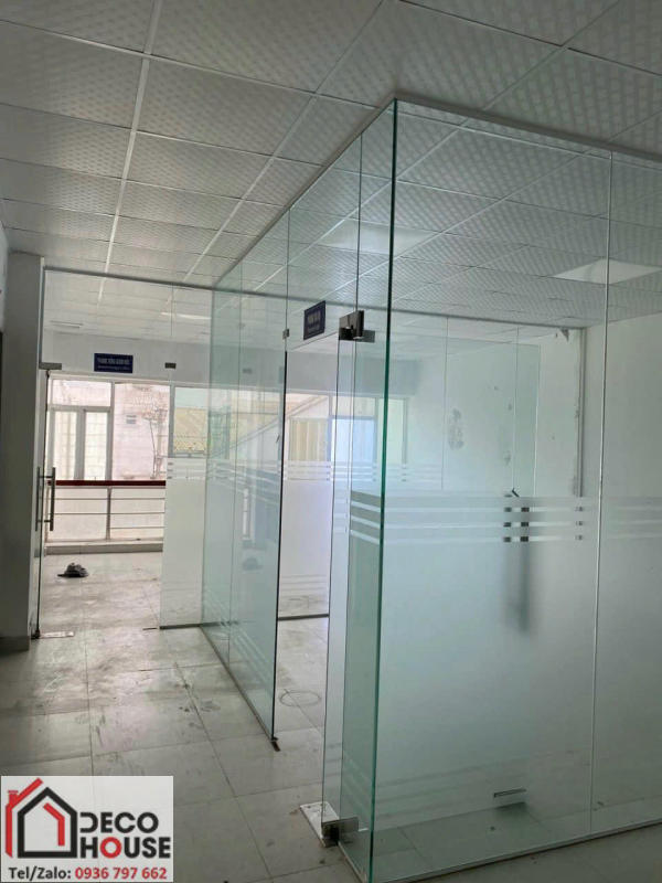 L&agrave;m tường k&iacute;nh cường lực cho văn ph&ograve;ng