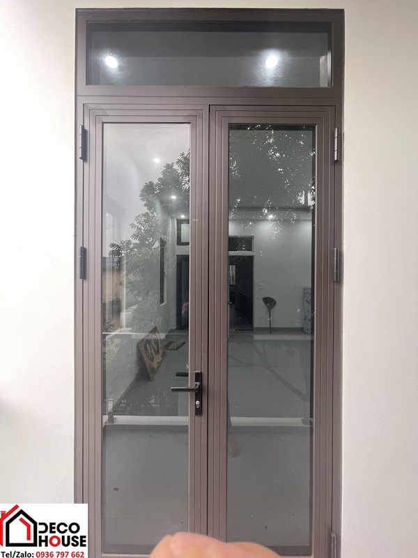 Thi công cửa đi 2 cánh nhôm Xingfa màu nâu cafe
