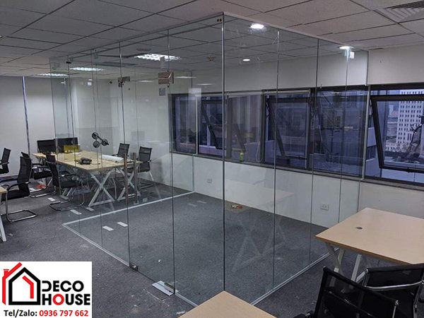 Thi c&ocirc;ng k&iacute;nh cường lực Hải Long gi&aacute; rẻ