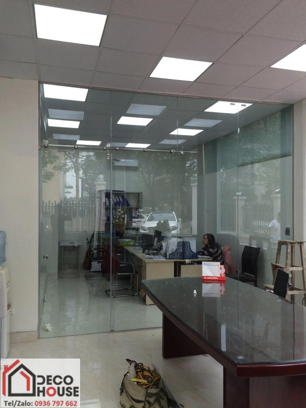 V&aacute;ch ngăn k&iacute;nh cường lực ph&ograve;ng điều h&ograve;a