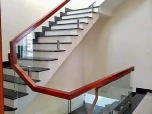 cầu thang kính tay vịn gỗ trụ lửng