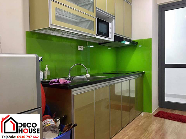 KÍnh ốp tường bếp xanh non đẹp