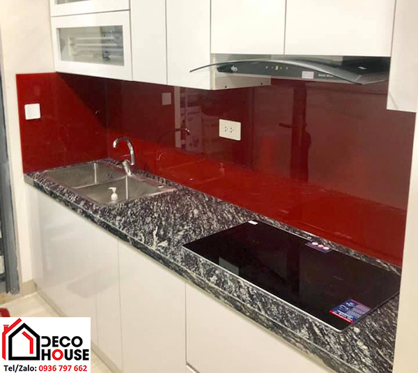 kính bếp màu đỏ tại Hai Bà Trưng