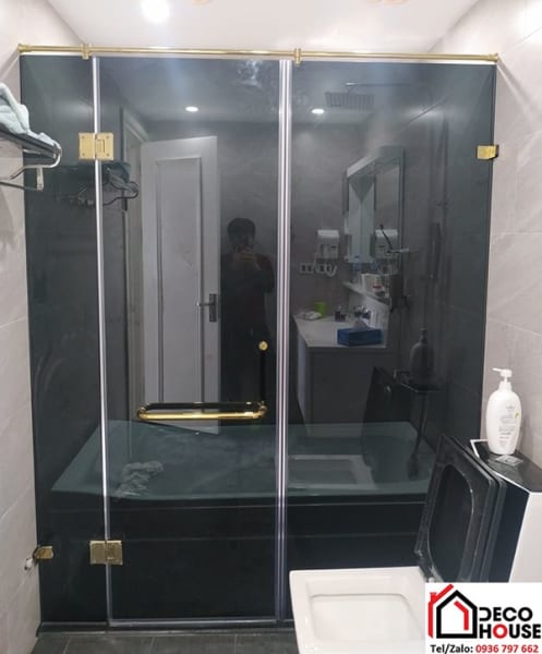 Vách kính cường lực màu xám khói