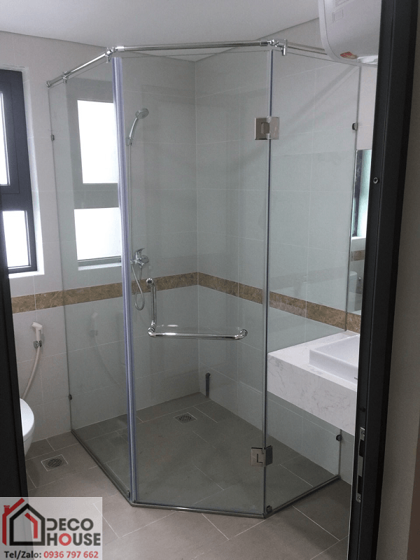 vách tắm kính 135 độ