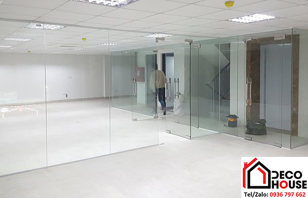 vách kính cường lực 12mm cho văn phòng