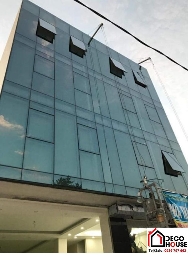 vách kính mặt dựng màu xám khói