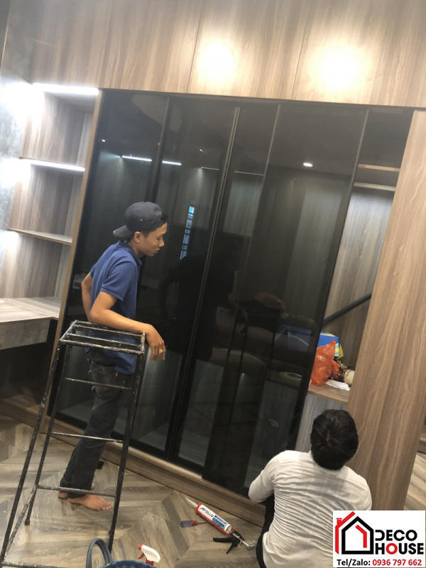 tủ kính cường lực màu xám khói