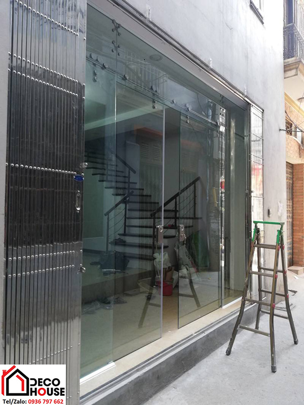 Cửa k&iacute;nh thủy lực bản lề s&agrave;n 2 c&aacute;nh mặt tiền