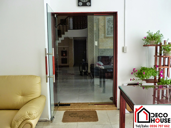 Cửa thủy lực 1 c&aacute;nh 1 tấm tr&aacute;n ngăn ph&ograve;ng kh&aacute;ch