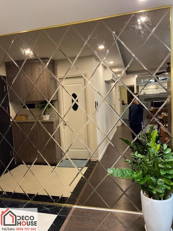 Gương trang trí phòng khách hình quả trám