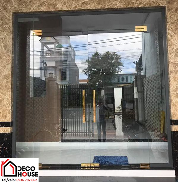 Thi c&ocirc;ng cửa k&iacute;nh cường lực 2 c&aacute;nh m&agrave;u v&agrave;ng