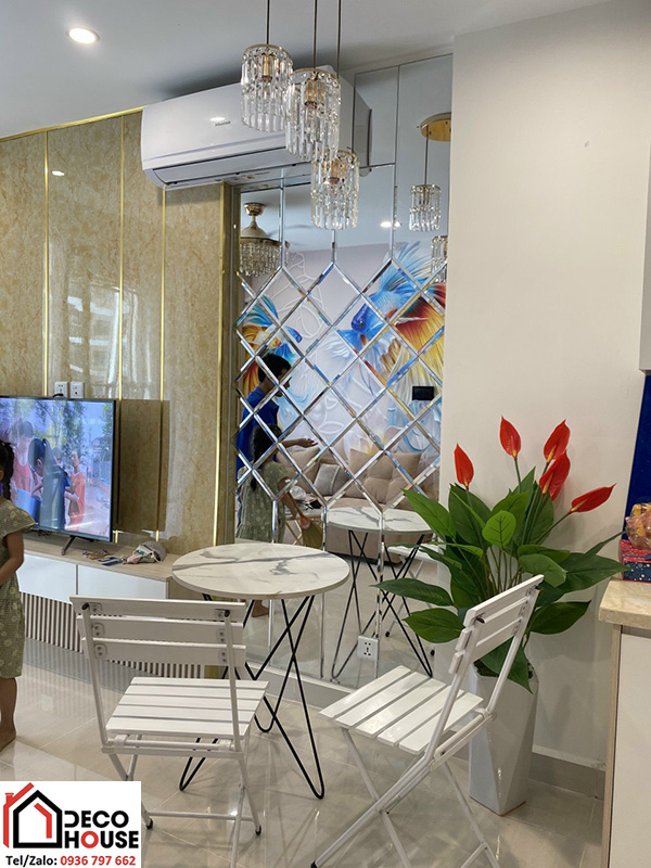 Thi công gương trang trí dán tường phòng khách