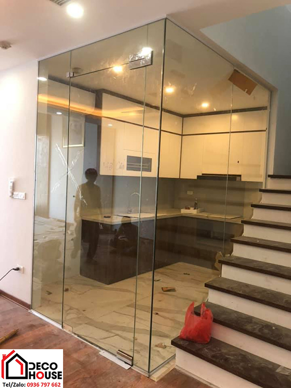 V&aacute;ch k&iacute;nh c&oacute; cửa thủy lực 1 c&aacute;nh ngăn ph&ograve;ng bếp