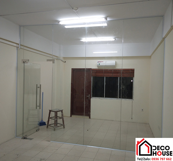 V&aacute;ch ngăn cửa k&iacute;nh thủy lực 1 c&aacute;nh