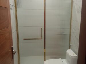 Vách kính nhà tắm phụ kiện màu vàng đẹp