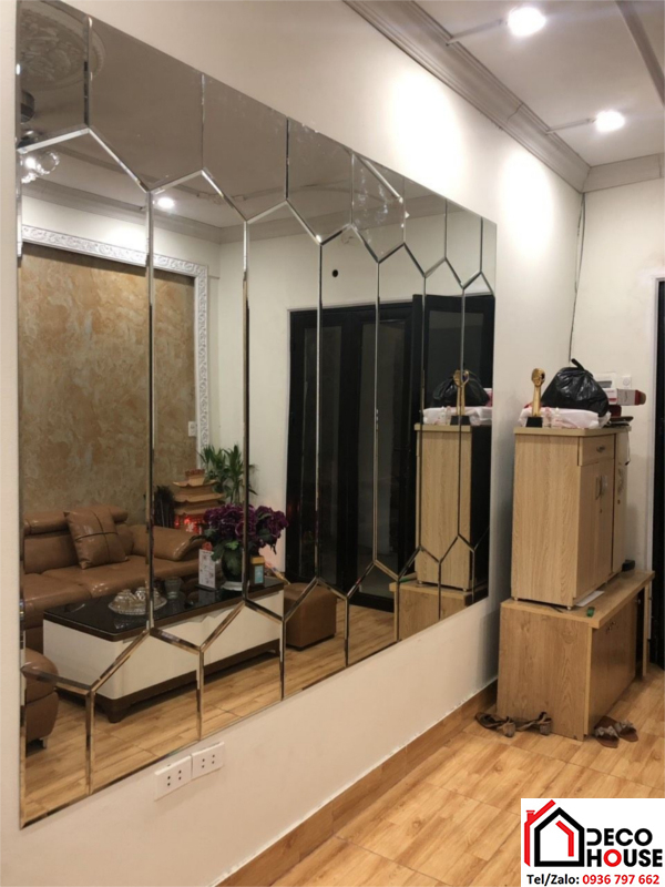 Lắp đặt gương ghép trang trí phòng khách