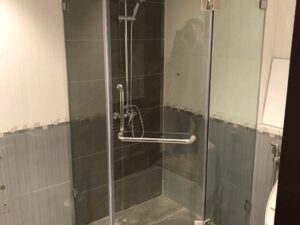Lắp phòng tắm kính góc 135