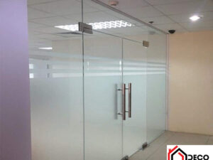Cửa kính cường lực bản lề sàn 2 cánh văn phòng