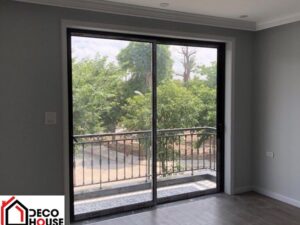 Mẫu cửa lùa nhôm Xingfa 1 cánh phòng ngủ ra ban công