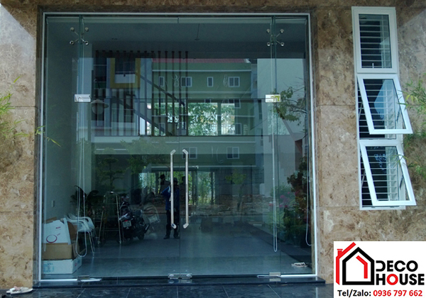 Cửa kính thủy lực mặt tiền nhà