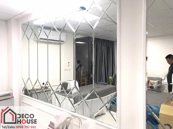 Gương dán tường trang trí spa