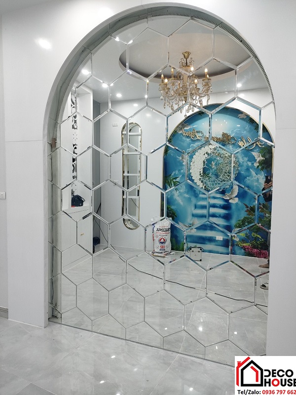 Gương lục giác trang trí dán tường tại Hà Nội