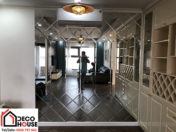 Gương trang trí phòng khách dán tường