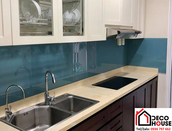 Kính cường lực ốp bếp màu xanh lơ đẹp