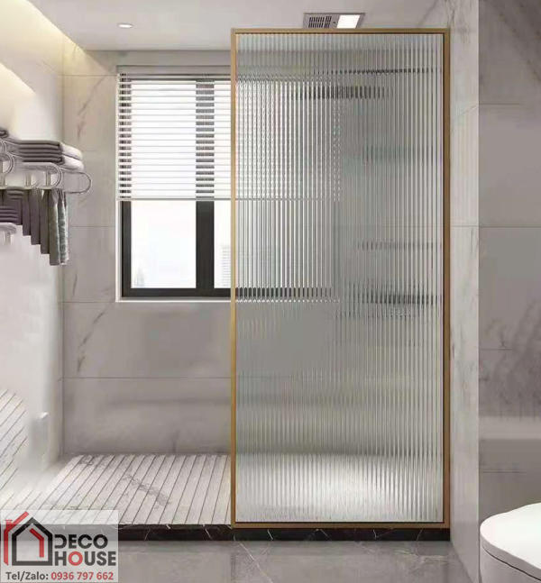 Kính vân sọc làm vách ngăn nhà vệ sinh sang trọng