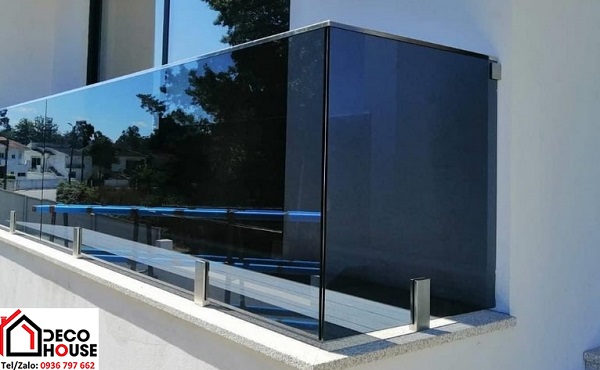 Lan can kính cường lực dán 2 lớp màu xanh đen