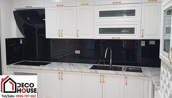 Lắp kính cường lực ốp bếp màu đen