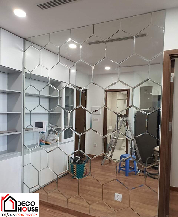 Thi công gương dán tường phòng khách đẹp Hà Nội