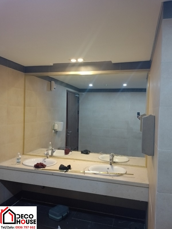 Thi công gương ốp tường nhà vệ sinh khách sạn