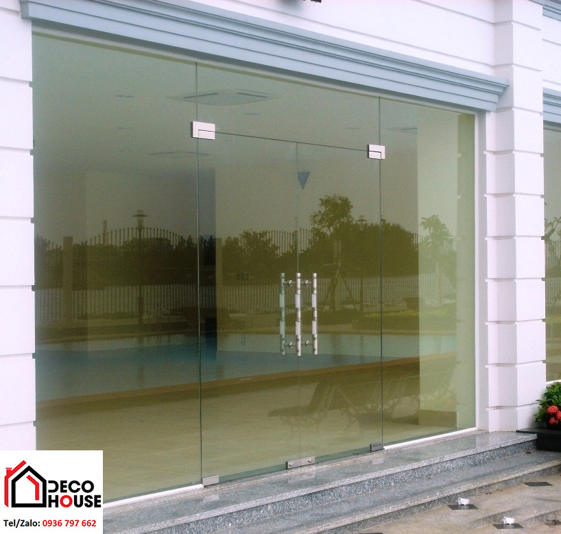 Thi công lắp đặt cửa kính cường lực 5 tấm