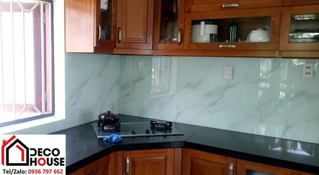 Tường bếp nên ốp gạch hay kính