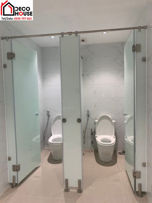 Vách kính mờ ngăn nhà vệ sinh