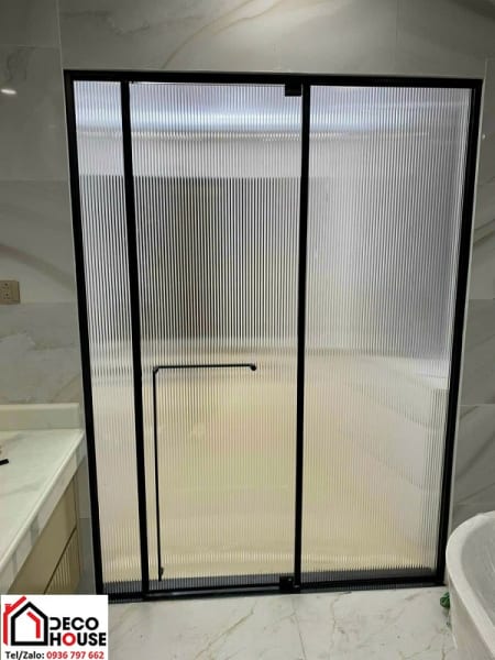 Vách kính nhà tắm cửa lùa kính sọc