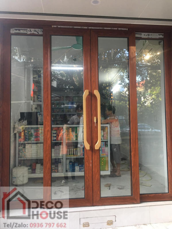 Cửa nhôm kính trượt quay 4 cánh màu vân gỗ sang trọng
