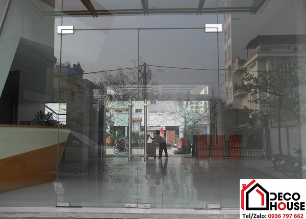 Làm cửa kính cường lực cho nhà ống