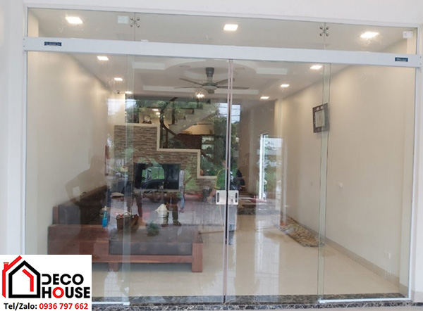 Làm cửa kính cường lực lùa cho nhà ống