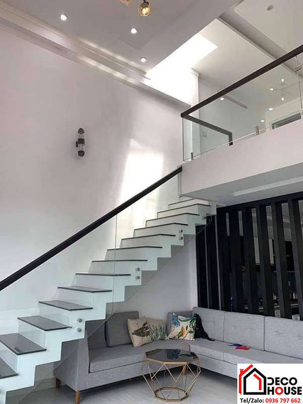 Lan can kính cường lực tay vịn màu đen