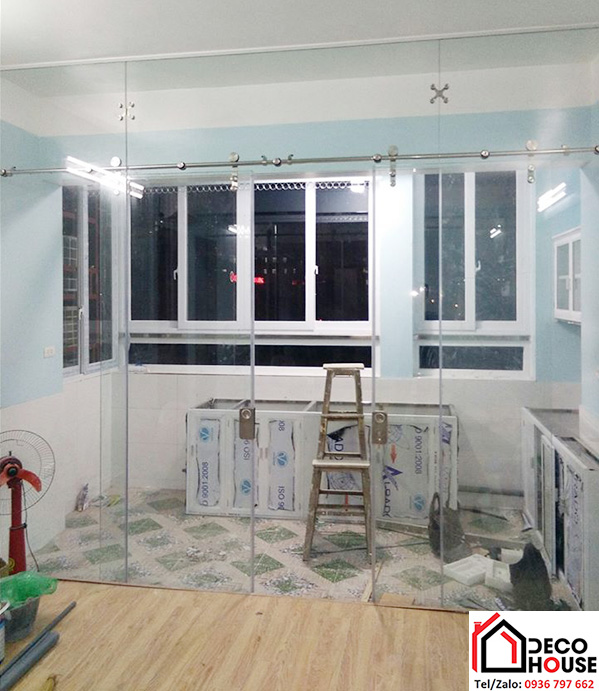 Lắp đặt cửa kính cường lực ngăn phòng mở lùa