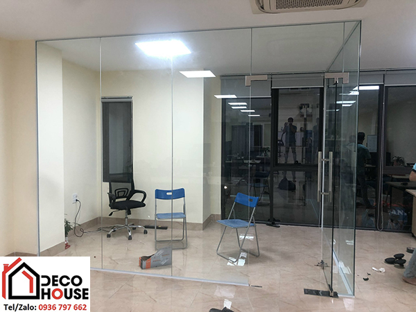 Lắp đặt vách kính ngăn văn phòng làm việc