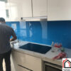 Lắp kính ốp bếp màu xanh nước biển