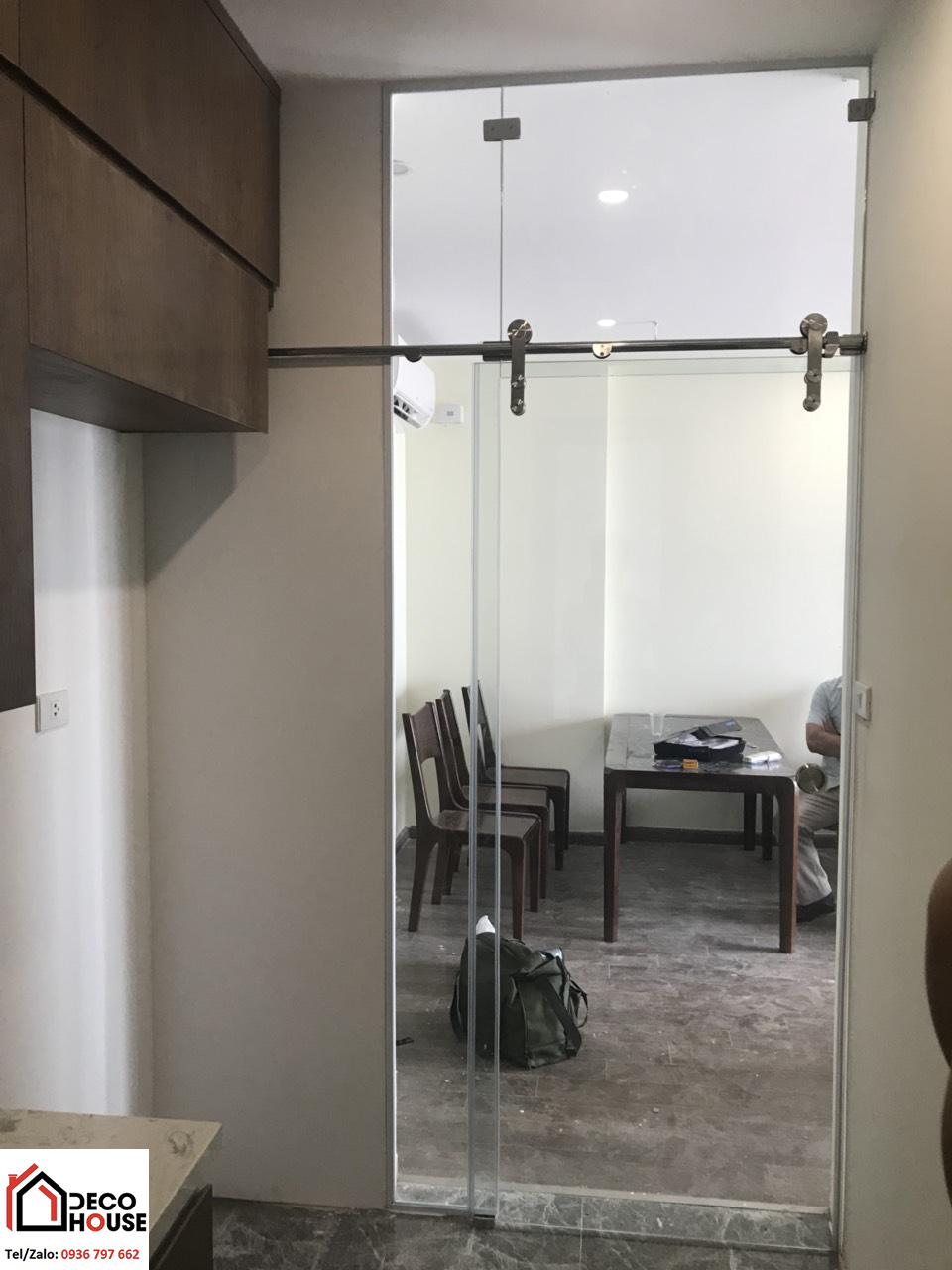 Mẫu cửa kính cường lực lùa ray phi 25 1 cánh ngăn phòng