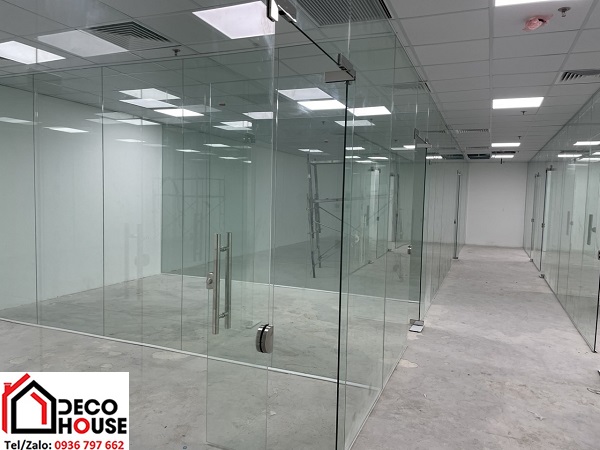 Thi công vách kính cường lực an toàn ngăn phòng tại Hà Nội