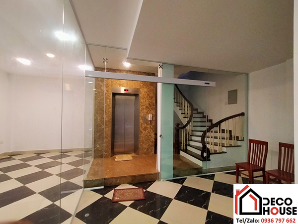 Vách kính cường lực cầu thang