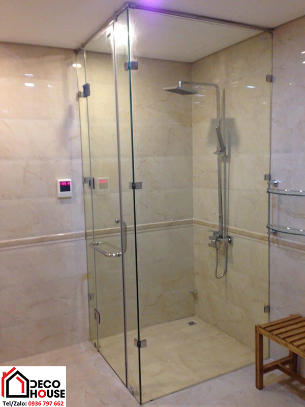 Thi c&ocirc;ng ph&ograve;ng tắm k&iacute;nh đứng kịch trần